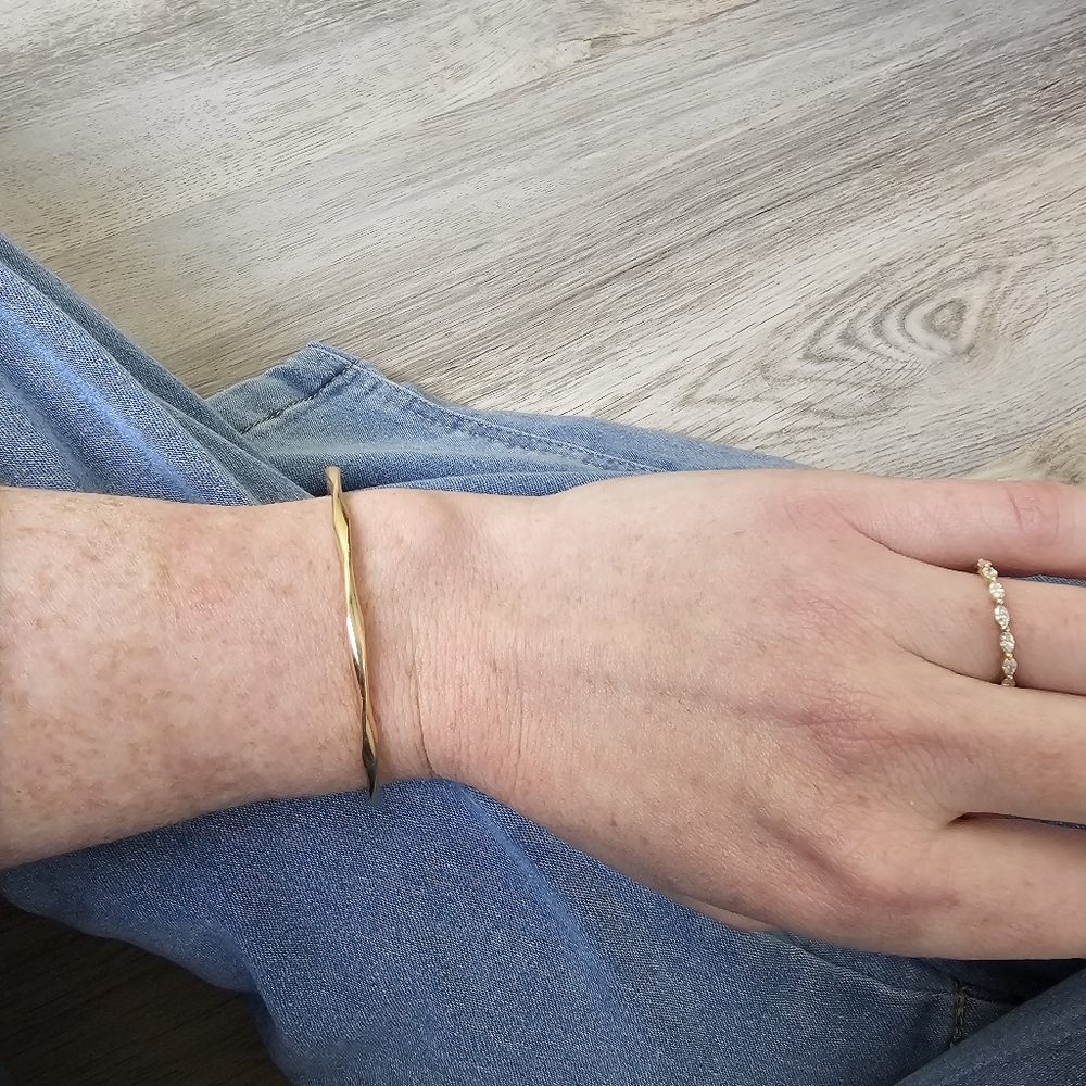 Simple Open Wave Metal Bracelet Goldtone